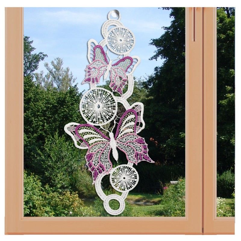 Fensterbild Frühling Schmetterlinge lila Echte Plauener Spitze am Fenster