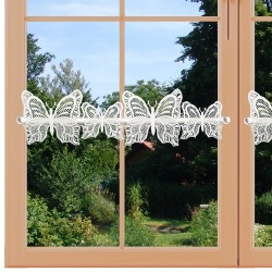 Feenhaus-Scheibengardine Schmetterlinge Plauener Spitze am Fenster