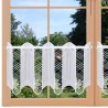 Bestickte Landhaus-Scheibengardine Flora Weiß 30 cm hoch an einem Fenster