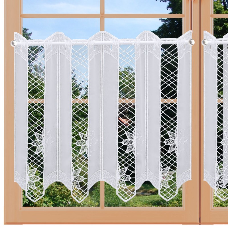 Bestickte Landhaus-Scheibengardine Flora Weiß 45 cm hoch an einem Fenster
