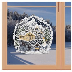 Klassisches Fensterbild Haus im Schnee mit Rehen und Futterkrippe Weihnachtsdeko aus Plauener Spitze an einem Fenster