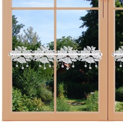 Feenhaus-Spitzengardine Rosentraum Plauener Stickerei am Fenster