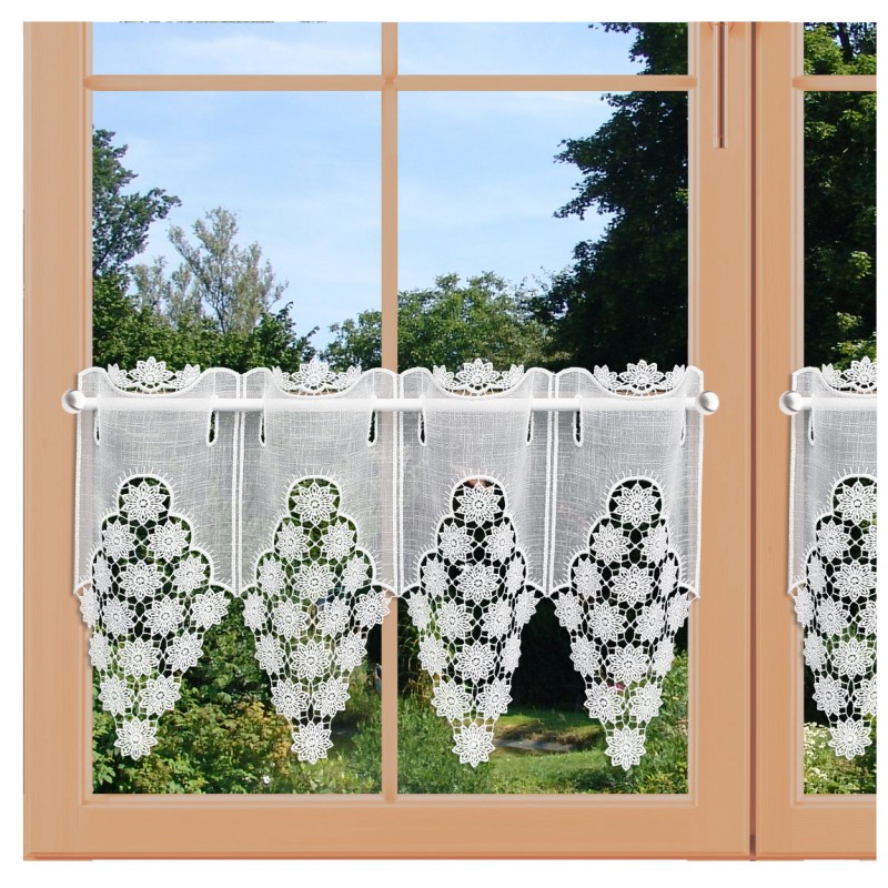 Spitzengardine Talea in französischem Landhaus-Stil aus Echter Plauener Spitze in Weiß im Fenster