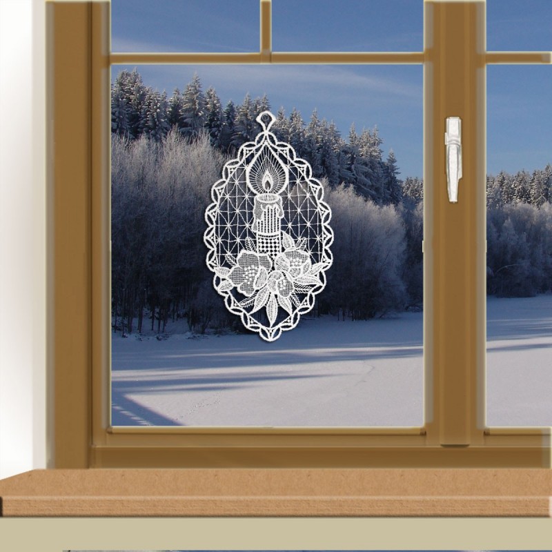 Klassisches Fensterbild Kerze vor winterlichem Fenster Klassisches Fensterbild Kerze vor winterlichem Fenster