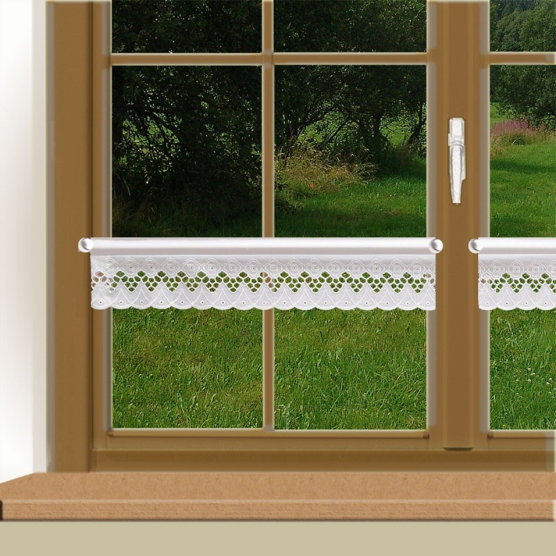 Feenhaus-Spitzenkante Mia weiß an einem Fenster Feenhaus-Spitzenkante Mia weiß an einem Fenster