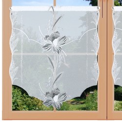 Scheibenhänger Blüte in Grau am Fenster